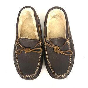 Minnetonka Sheepskin Lined Slippers in Chocolate Brown, Size 11